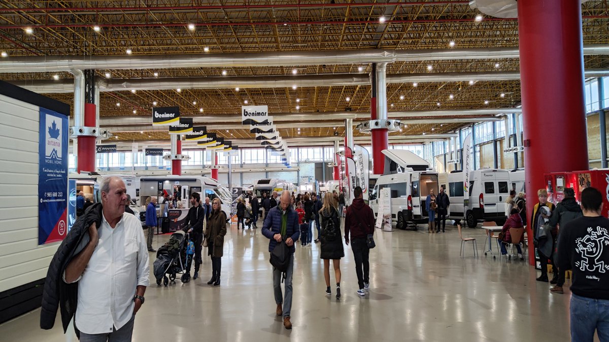 Los visitantes recorren el Caravaning Alicante.