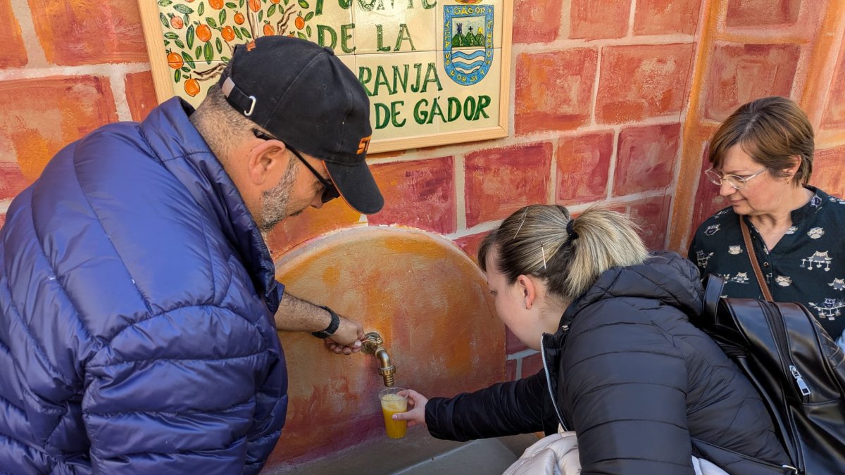 Una fuente mágica, en lugar de agua cae zumo de naranja.