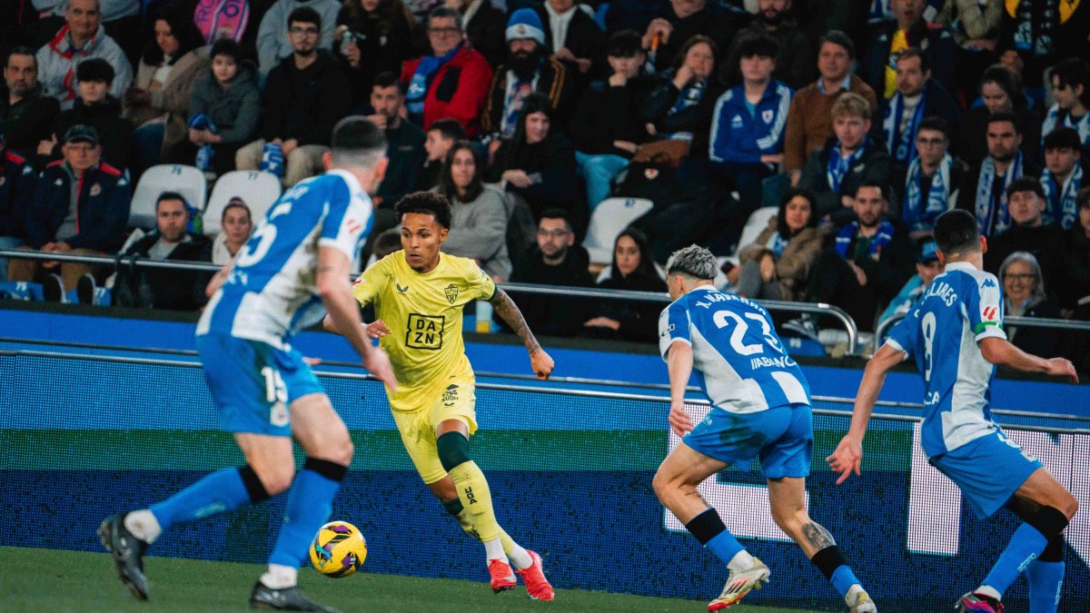 Lázaro no estuvo afortunado pero jugó 80 minutos.