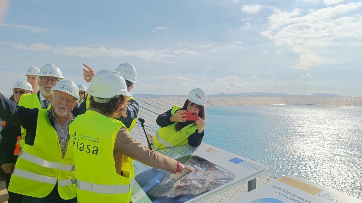María Jesús Montero, vicepresidenta del Gobierno, visita la balsa de El Jabonero en Níjar.