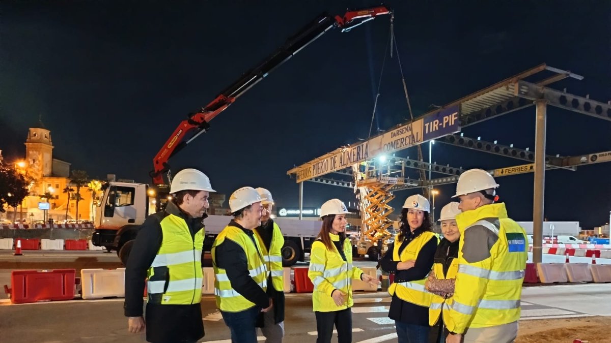 Rosario Soto, María del Mar Vázquez y Eloísa Cabrera contemplan los trabajos para retirar la marquesina