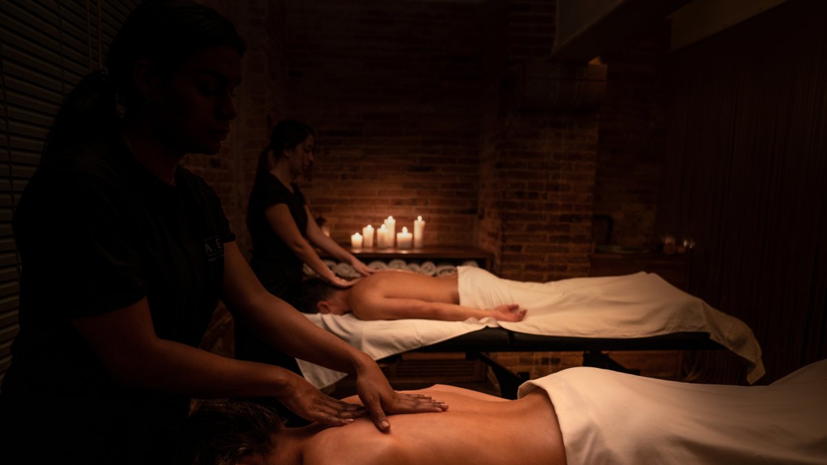 Sala de masaje para dos de AIRE Ancient Baths.