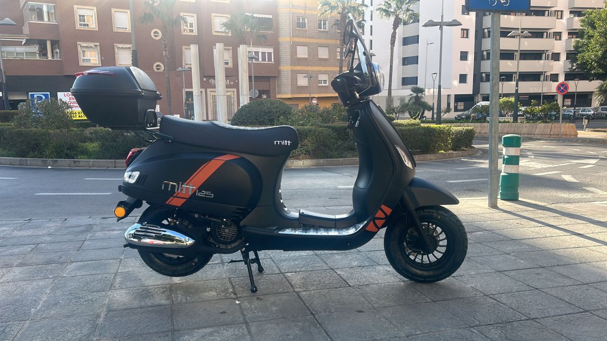 MITT RT 125 es una moto que combina a la perfección el estilo retro con la funcionalidad moderna.