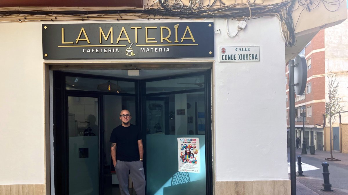 Juan Manuel Gilabert Mallou, en la puerta de la primera matería de Almería.