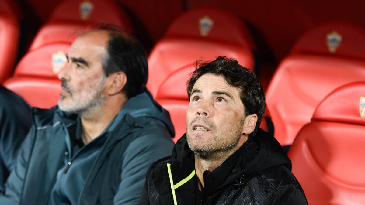 Rubi, pensativo en el banquillo del Estadio de los Juegos Mediterráneos.