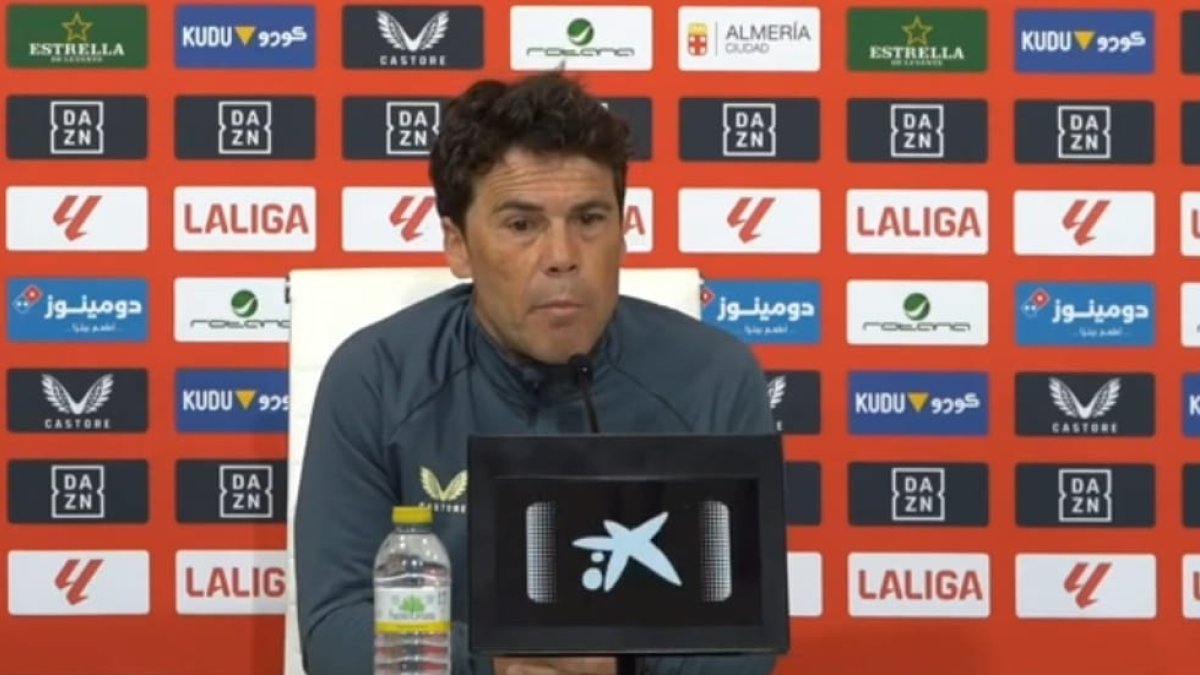 En el entrenador del Almería pone en valor a los centrales que tiene.