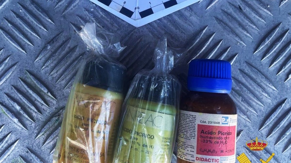 La Guardia Civil retira ácido pícrico en centros educativos del Levante Almeriense.