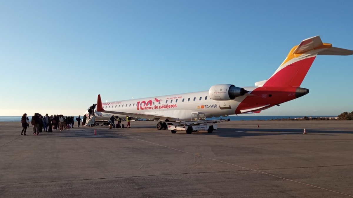 Imagen de archivo de un avión en el aeropuerto de Almería.