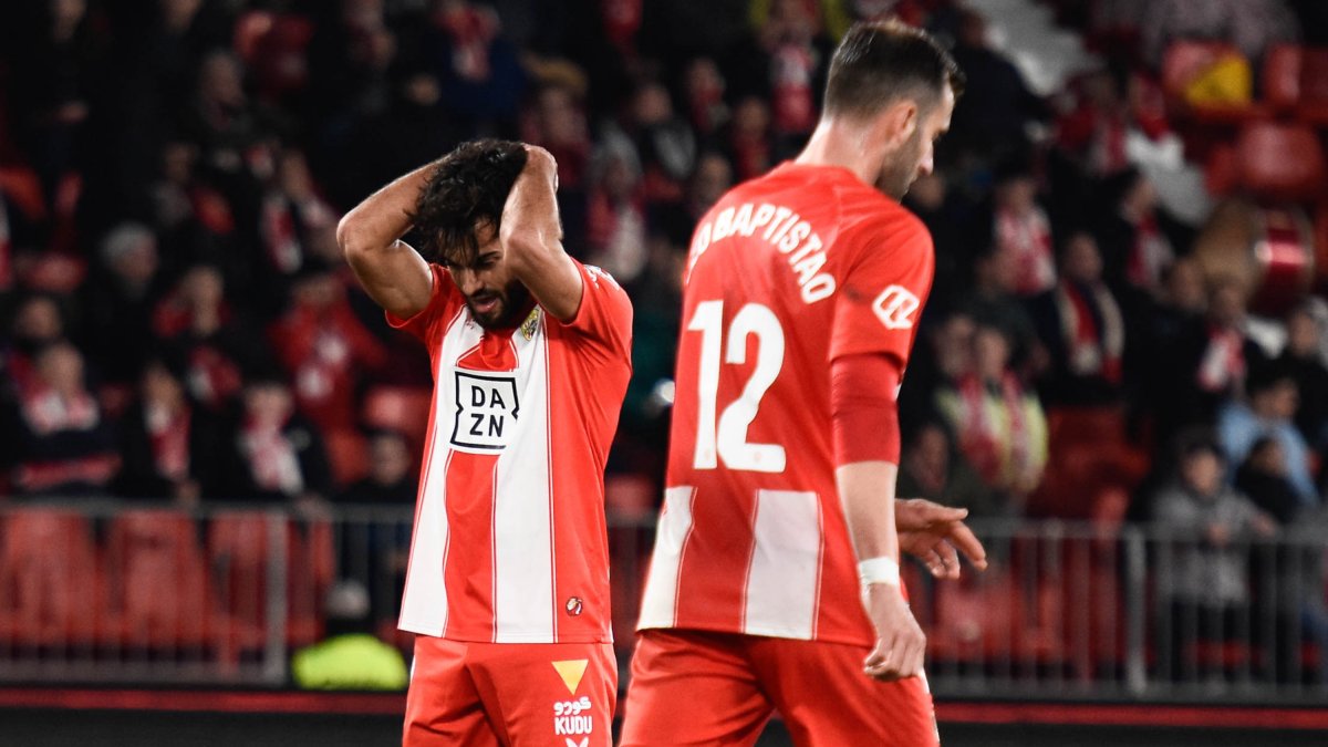 Arnau Puigmal habla en nombre del equipo y no hay nerviosismo en el Almería a pesar de haber encadenado cuatro jornadas sin ganar.