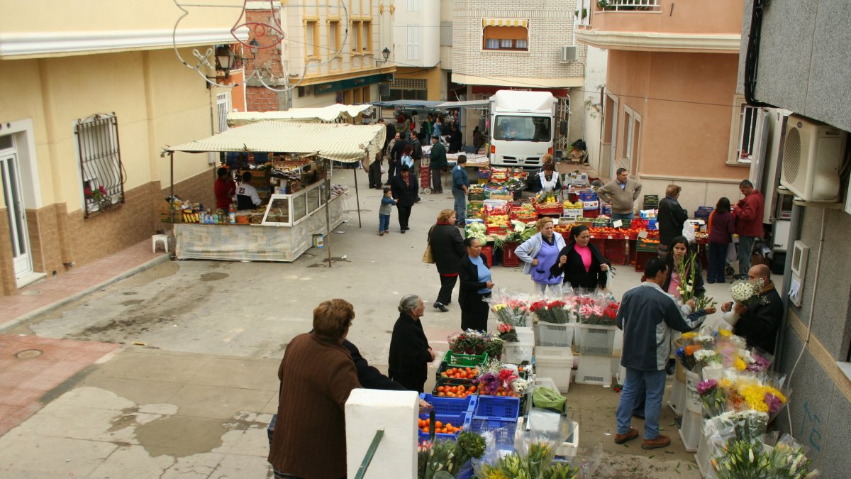 Un mercadillo ambulante en un pueblo de Almería.