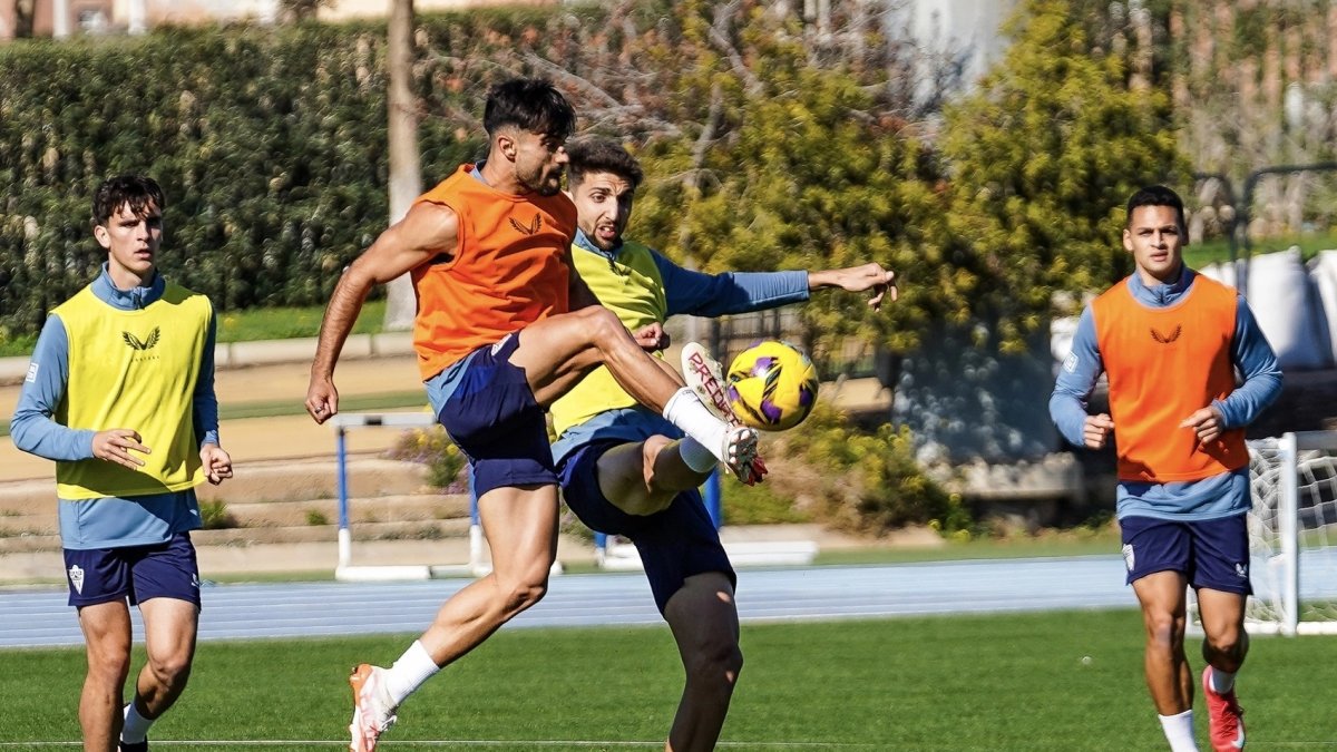 Arnau es uno de los fijos para Rubi en la rotación titular del Almería.