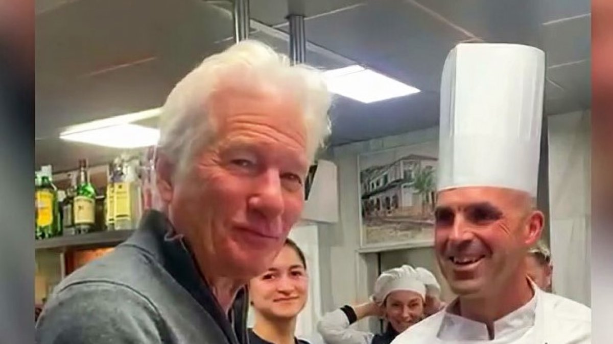 Richard Gere en la cocina del restaurante