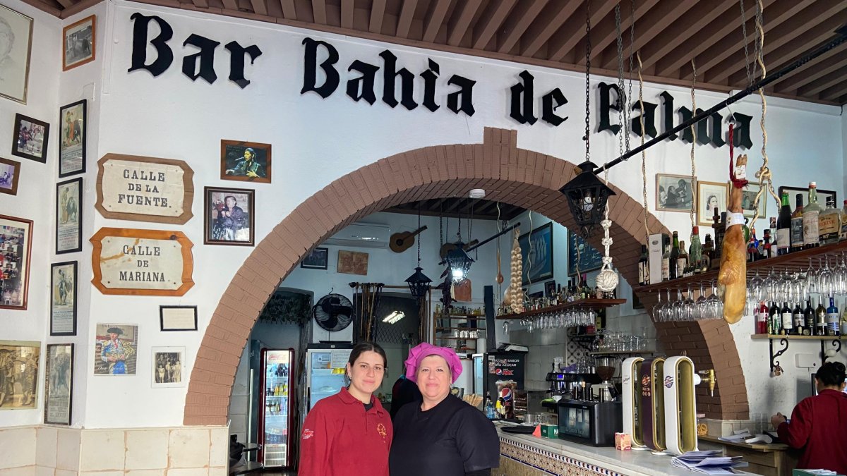 Mari Carmen Hermoso junto a su hija Raquel, al frente -junto a su esposo y padre- del Bahía de Palma.