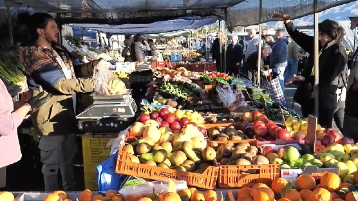 El mercadillo de Roquetas se estrena frente al Centro Comercial.