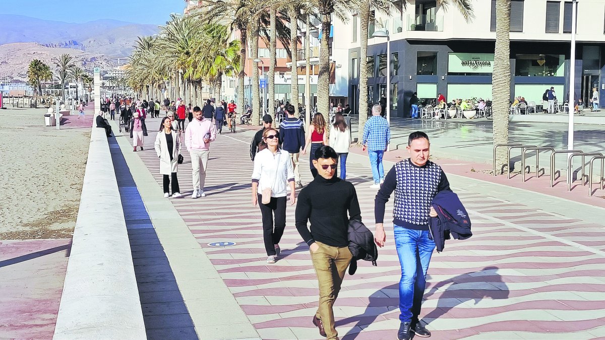 Almerienses en el Paseo Marítimo de la capital.