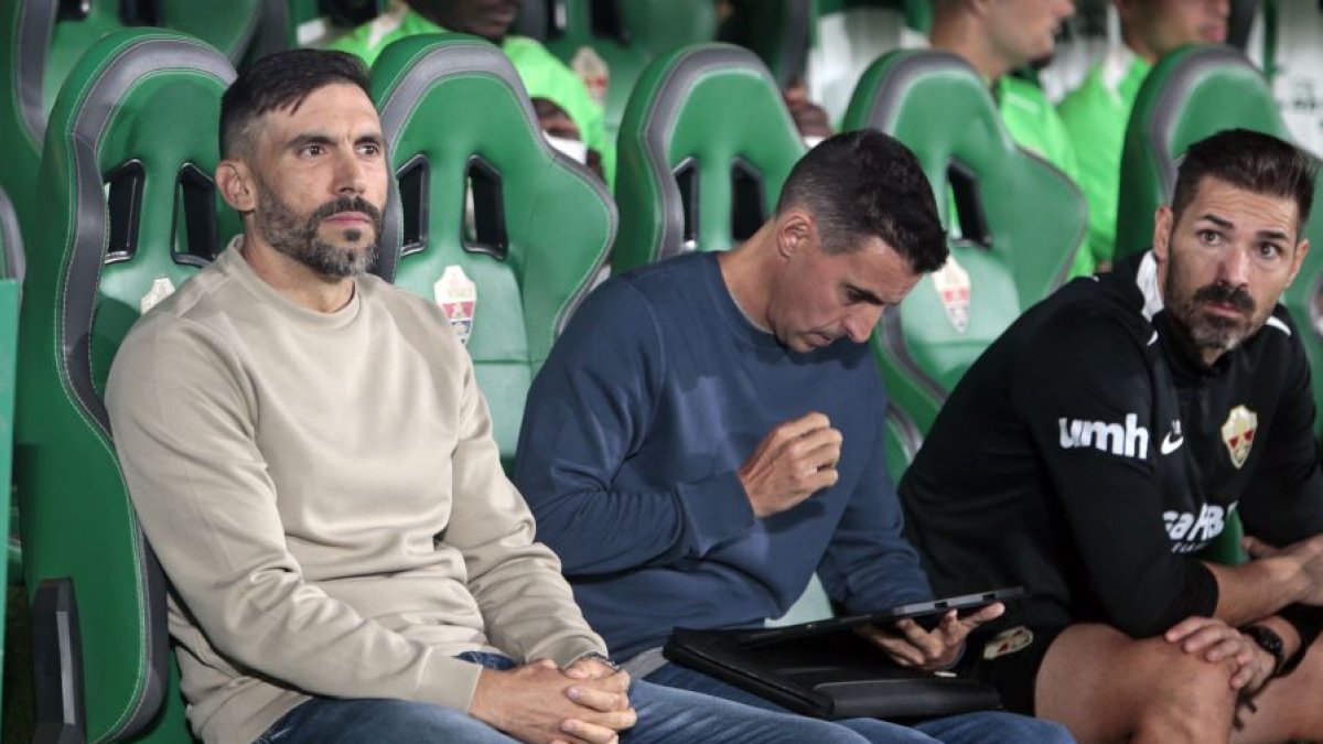 El técnico ilicitano, primero por la izquierda.