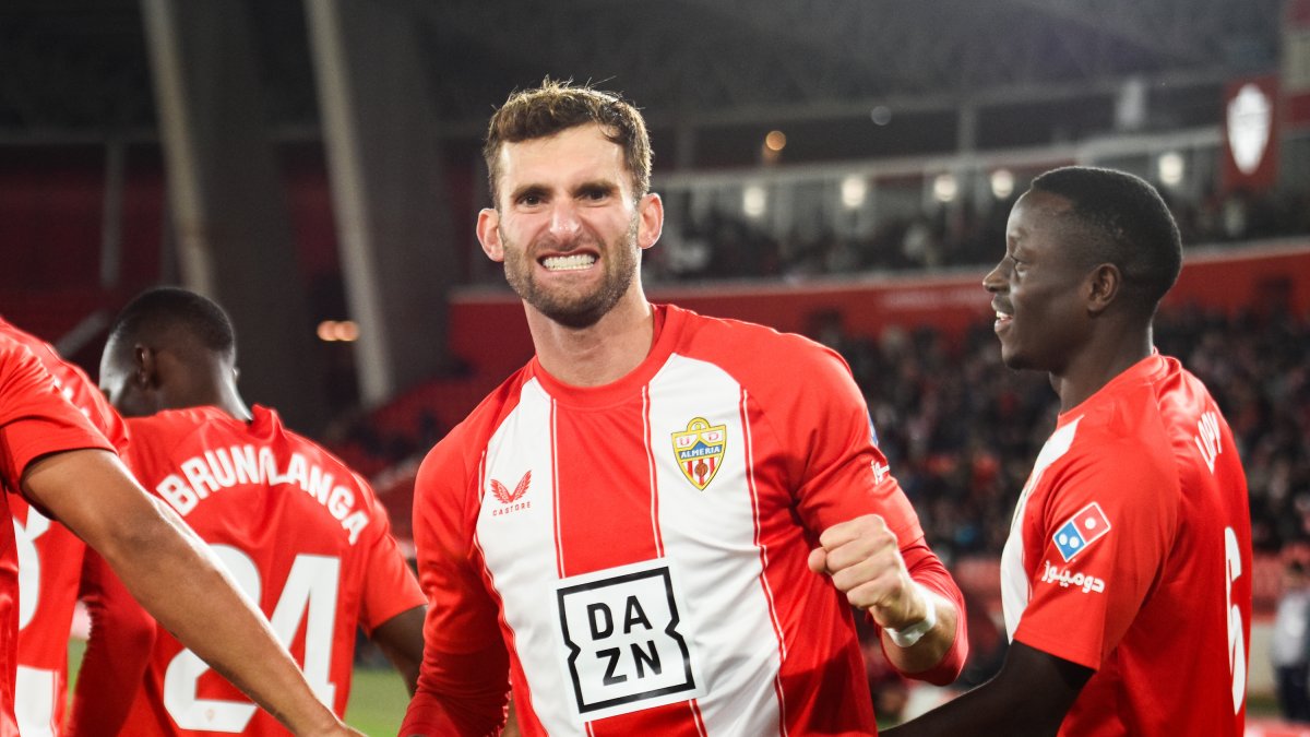 El brasileño Leo Baptistao celebra su gol al Mirandés en la última victoria de los rojiblancos en el Estadio de los Juegos Mediterráneos.