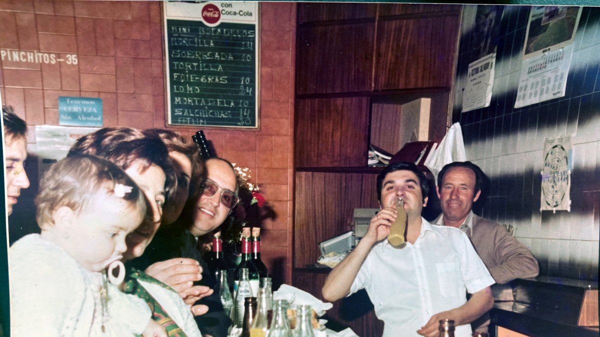 El Minibar, en los años 70, con Bernabé en la barra y con la cartelera de precios al fondo.