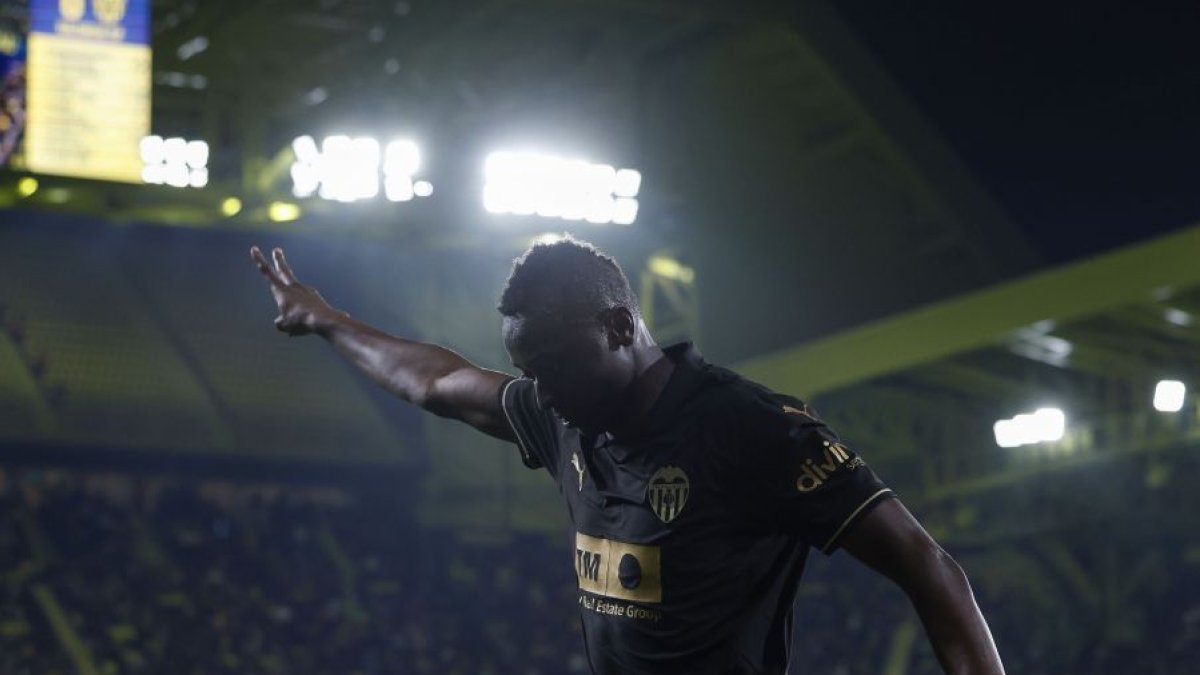 El delantero da un punto al Valencia y se reencuentra gol el gol.