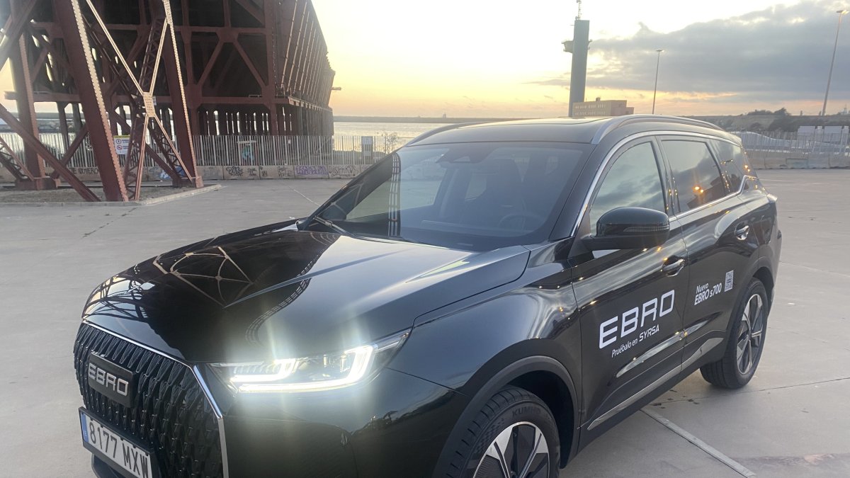 Nuevo EBRO junto a la ballena del pequeño Gabriel durante la prueba realizada