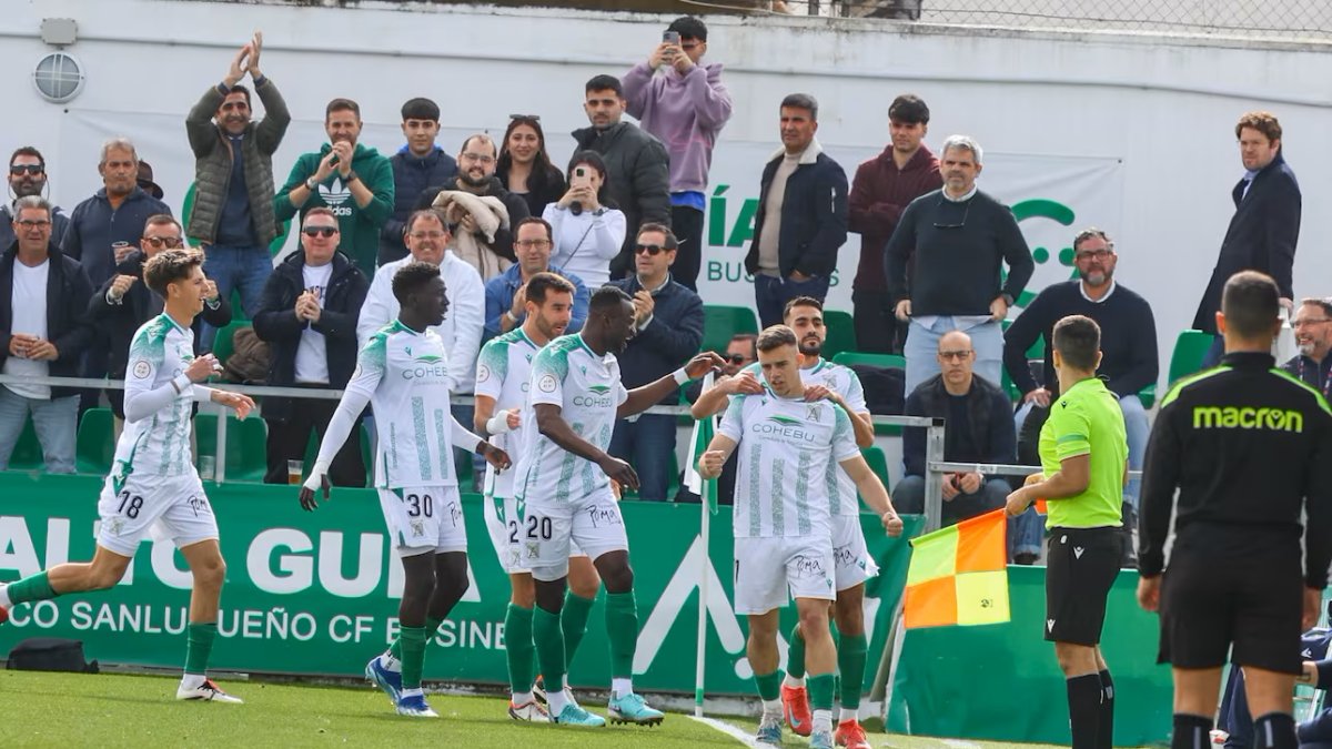 Los jugadores del Atlético Sanluqueño celebran el gol del triunfo ante el Atlético B.
