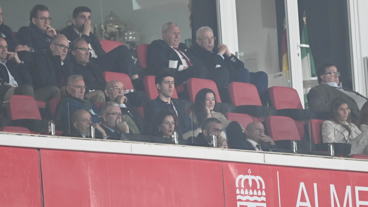 Mohamed El Assy mirando su obra en un partido para olvidar.