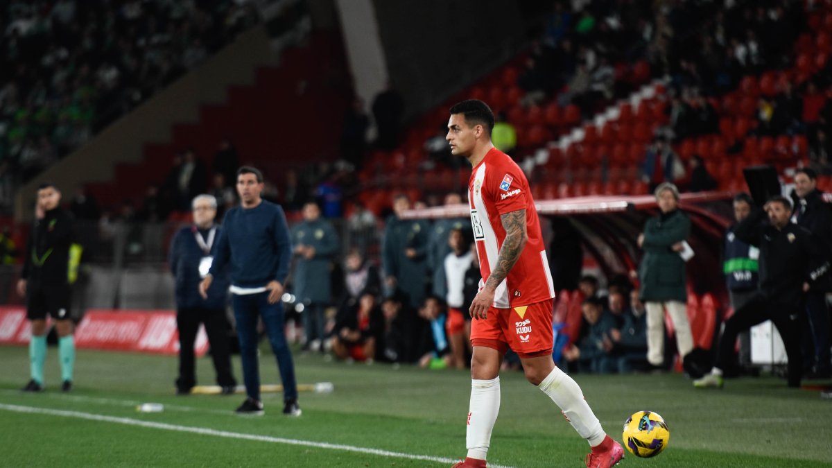 El joven defensa pide paso en el Almería.