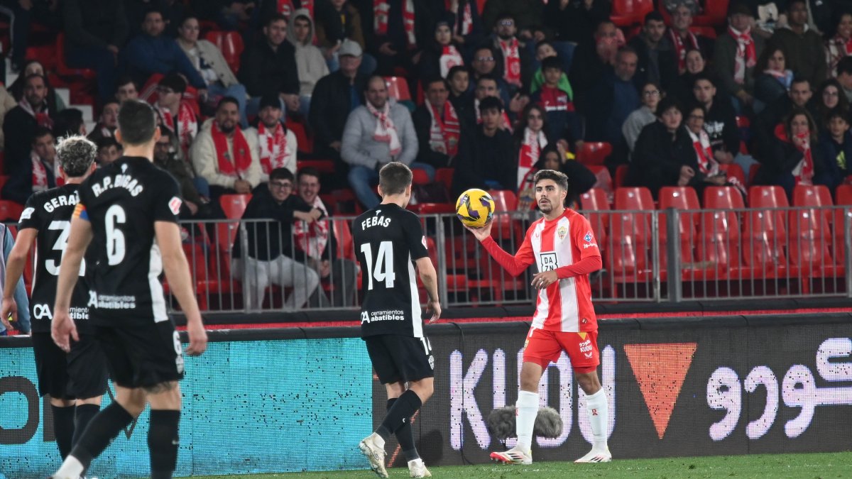 Febas firmó un gran partido en Almería confirmando su calidad.