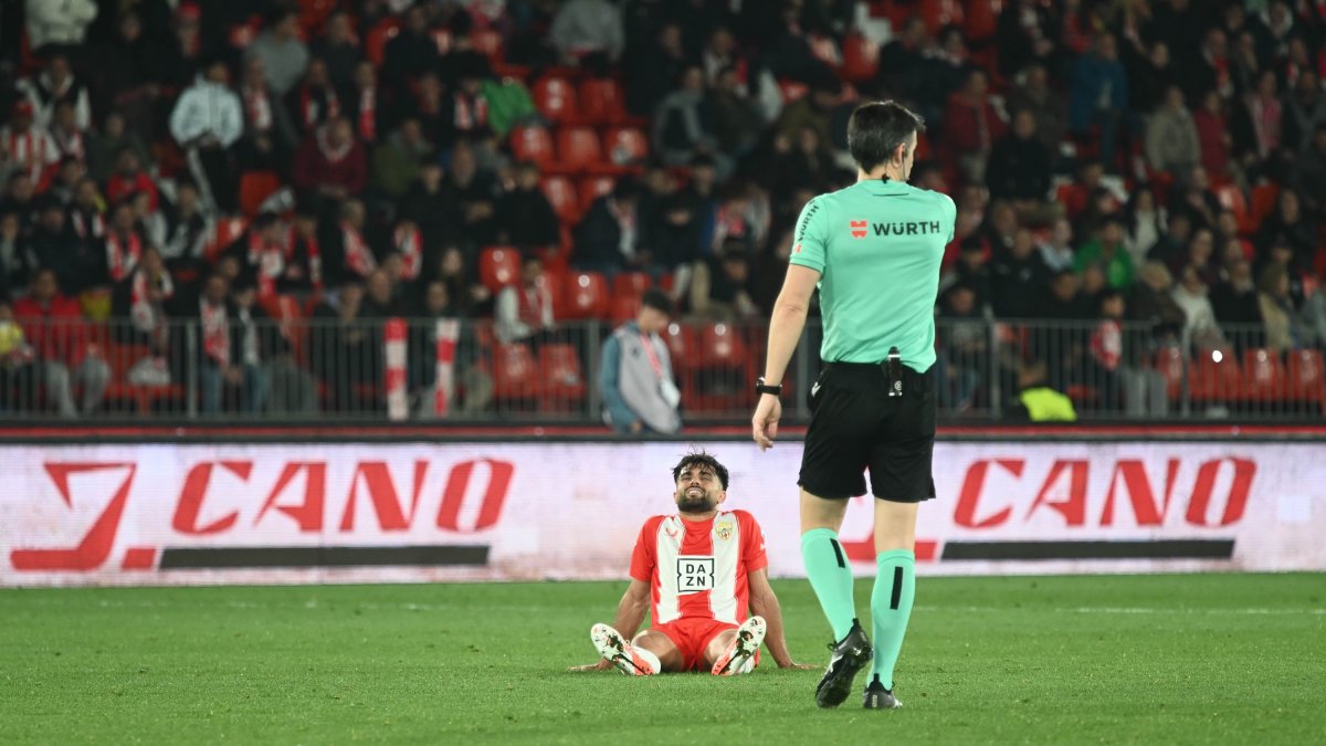 Arnau Puigmal terminó lesionado ante el Elche.