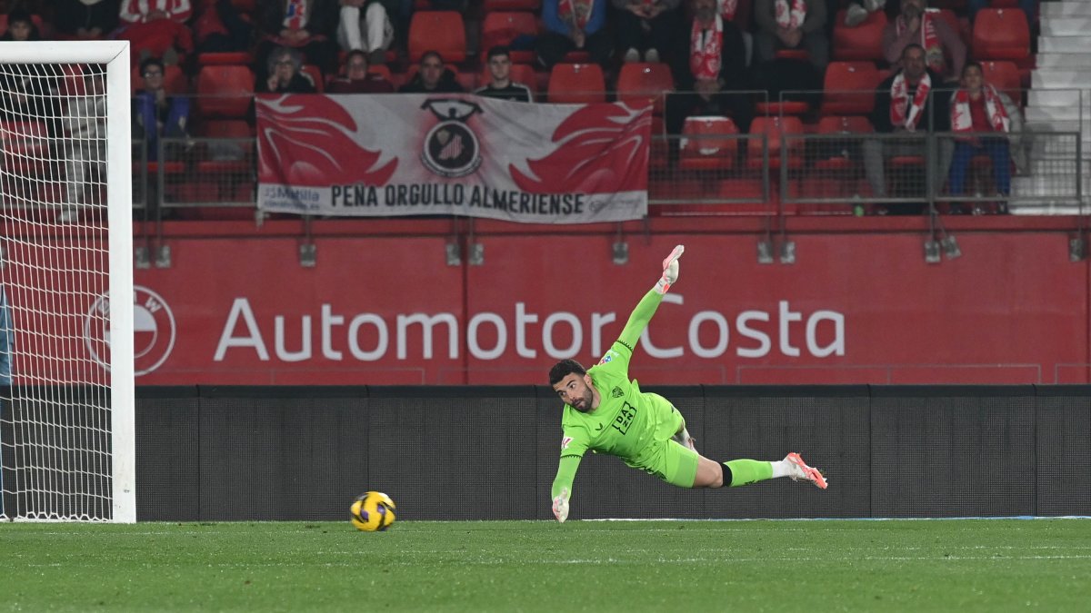 Luis Maximiano se instala en la titularidad.