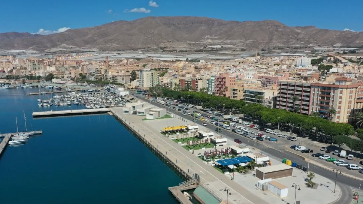 Imagen de archivo del puerto de Adra