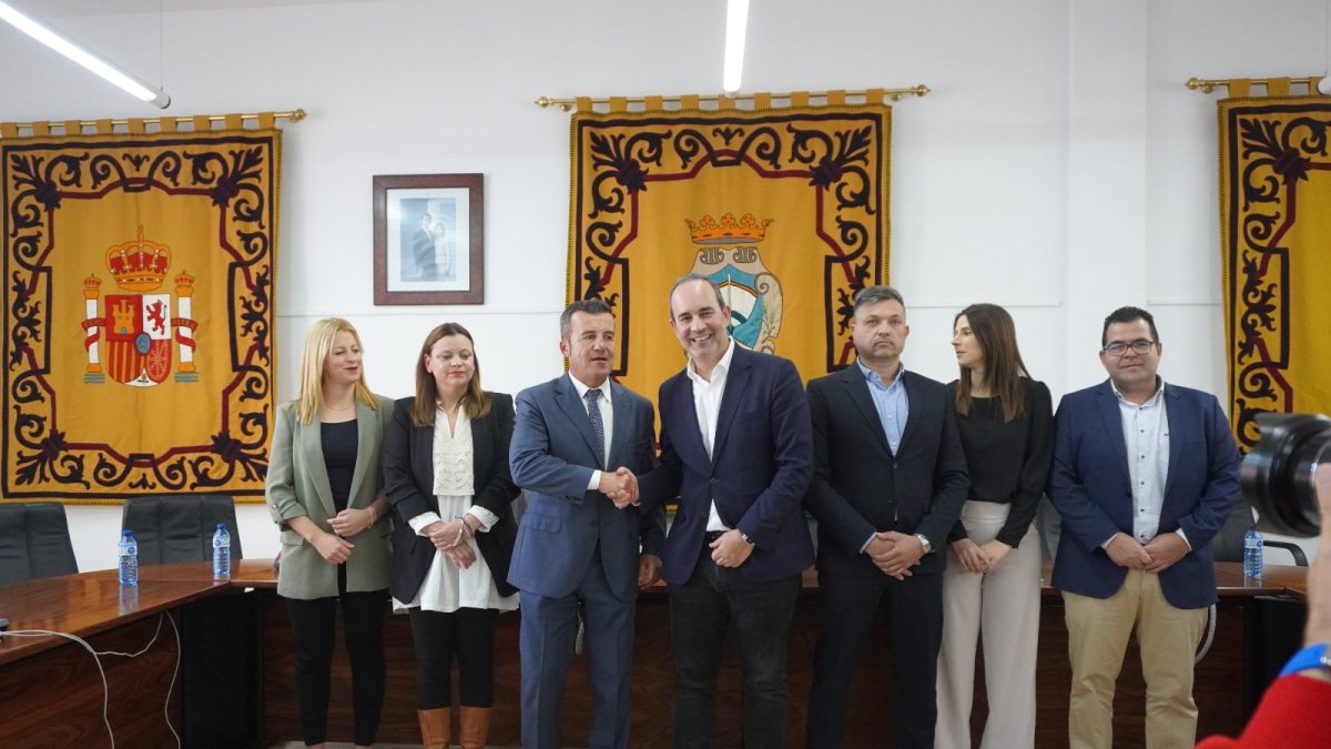Fotografía de familia meses atrás tras el pacto entre Cs y PSOE, con presencia de los tres ediles expulsados.