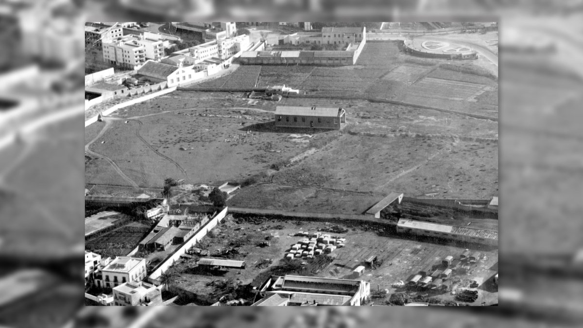 Nave que iba a formar parte de la fábrica de papel en medio de la Huerta de los Picos. Al fondo, la Plaza de la Estación, Briseis, estación de autobuses y casas de la ahora Avda. de la Estación.