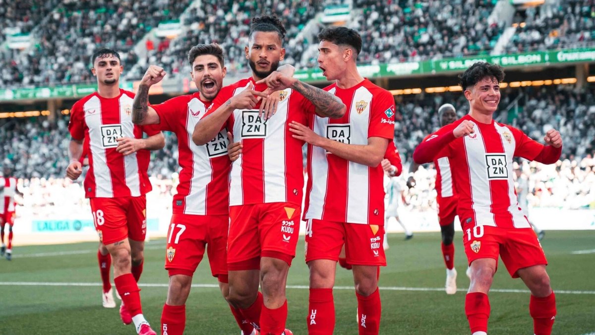 Los jugadores del Almería celebrando en Córdoba su última victoria en LaLiga.