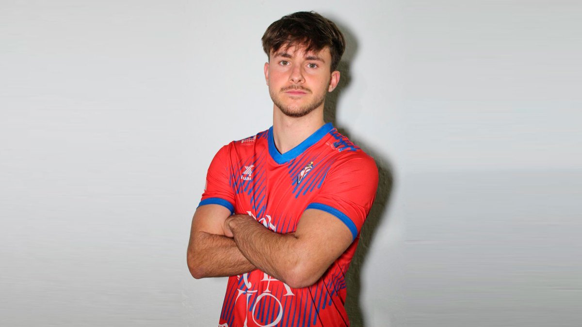 El delantero almeriense con la elástica de su club actual.