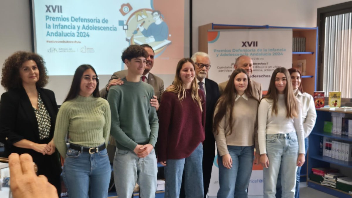 Defensor de la Infancia hace entrega del premio 'Así veo mis derechos' a una alumna del IES Retamar.