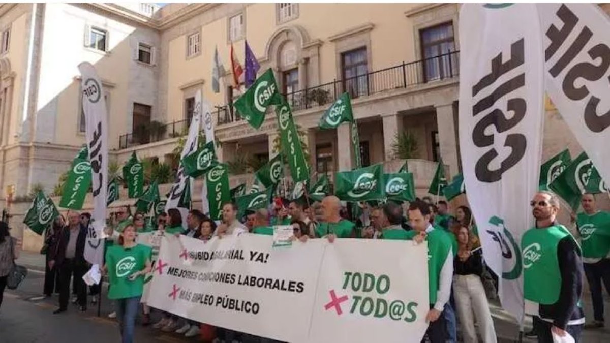Empleados públicos de Almería en una manifestación en la Subdelegación del Gobierno en apoyo a Muface.