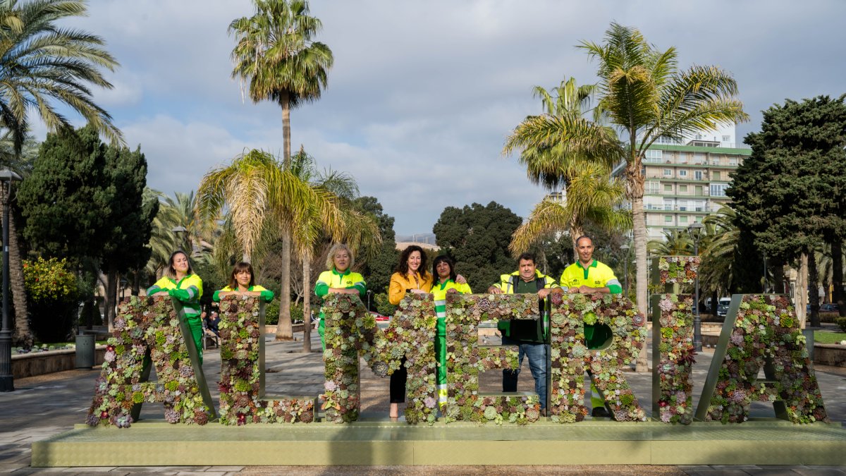 Jardinera con el nombre de Almería en el Parque Nicolás Salmerón