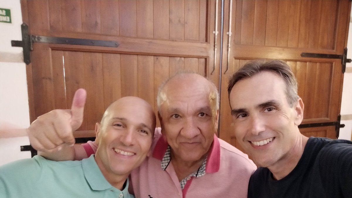 Francisco Alonso (centro) con amigos.