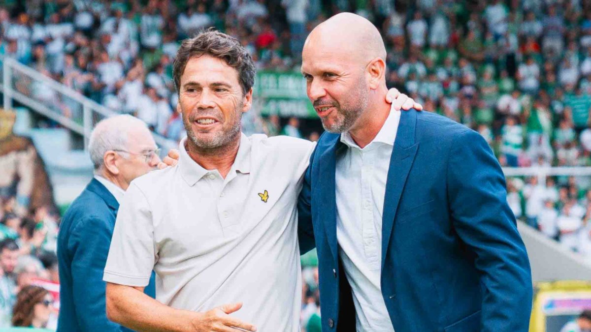 Rubi y José Alberto López saludándose en el partido de la primera vuelta entre Racing de Santander y Almería.