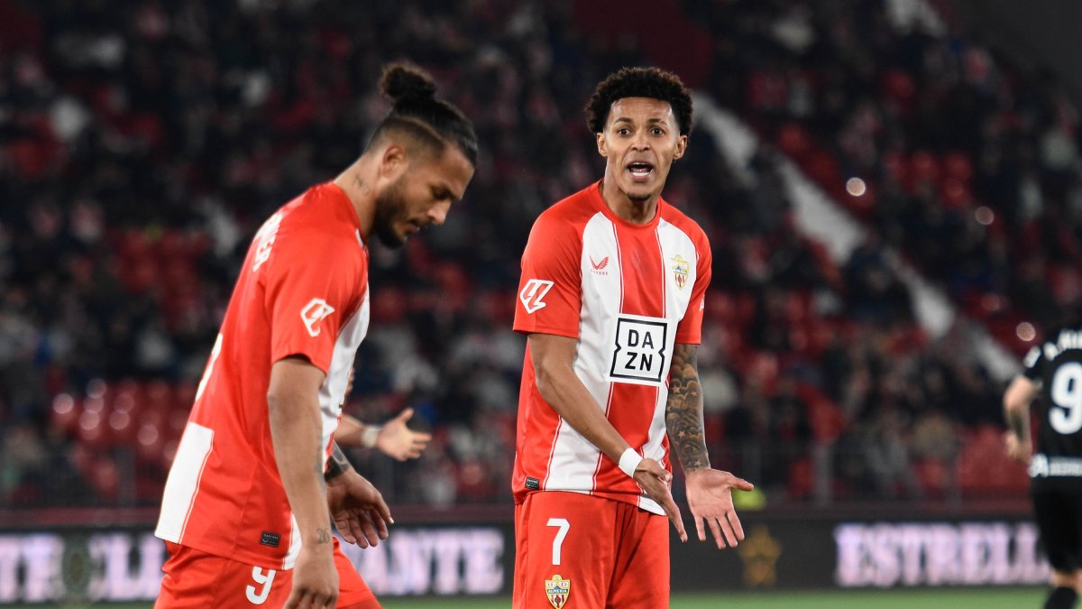 Momento en el que el brasileño Lázaro se dirige al colombiano Luis Suárez en el Almería-Elche.