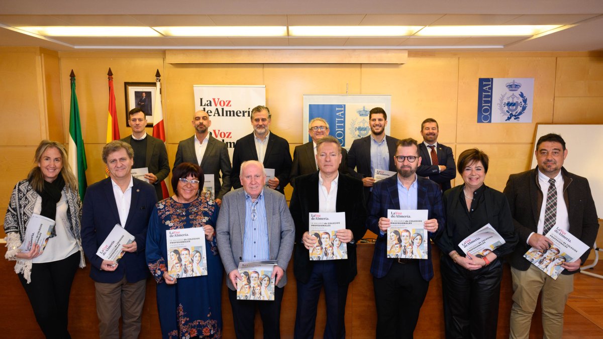 Foto de familia de los representantes de los distintos colegios profesionales de Almería antes del desayuno.