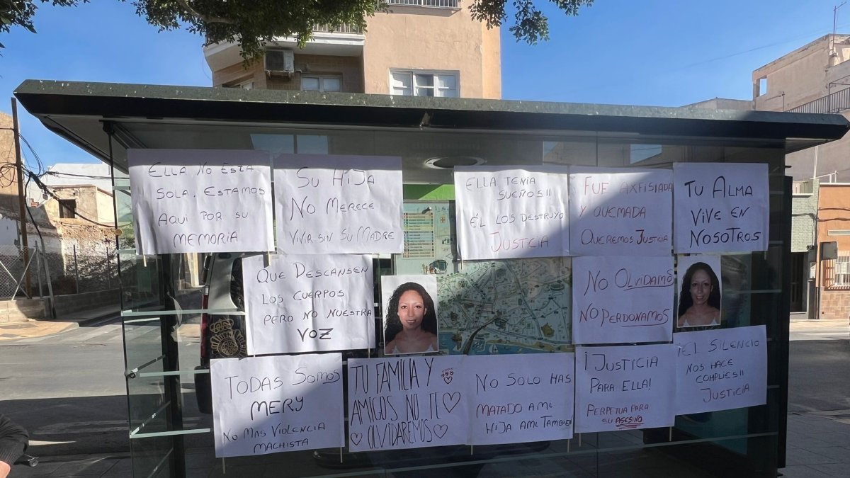 Carteles y pancartas en una parada de autobús en Almería exigen 