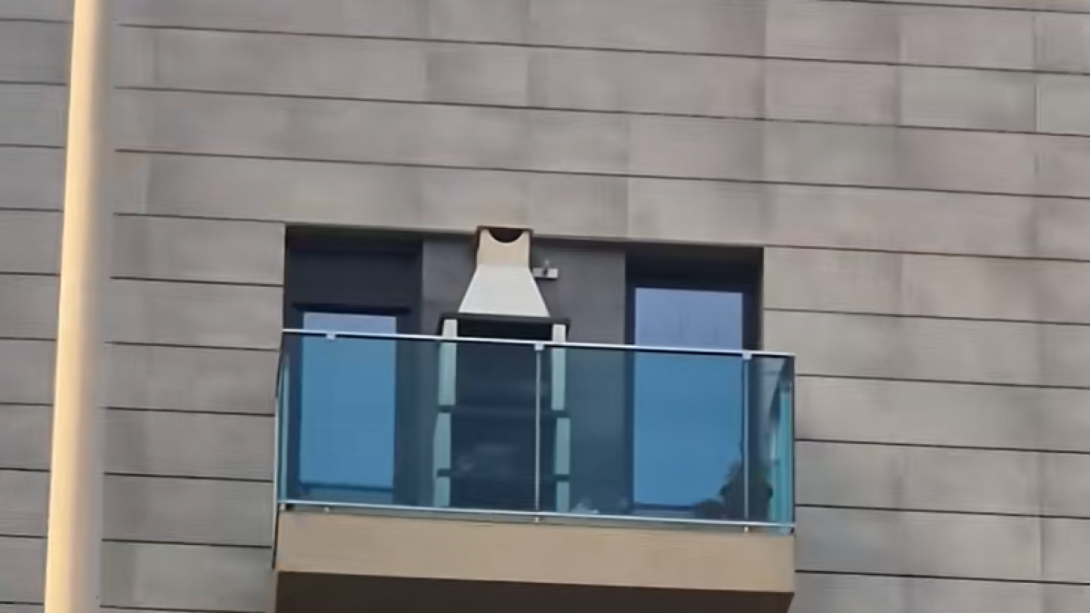 Imagen de una barbacoa en el balcón de un edificio en Almería.