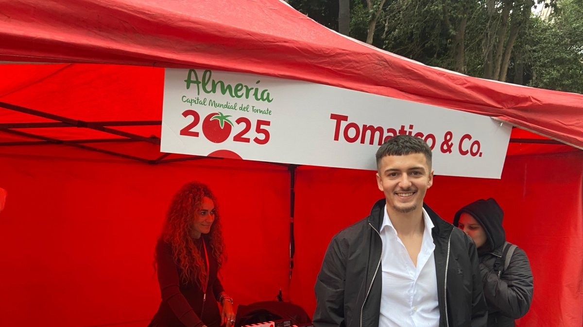 Adrián, uno de los fundadores de Tomati&Co, frente a su stand en el Día del Tomate.