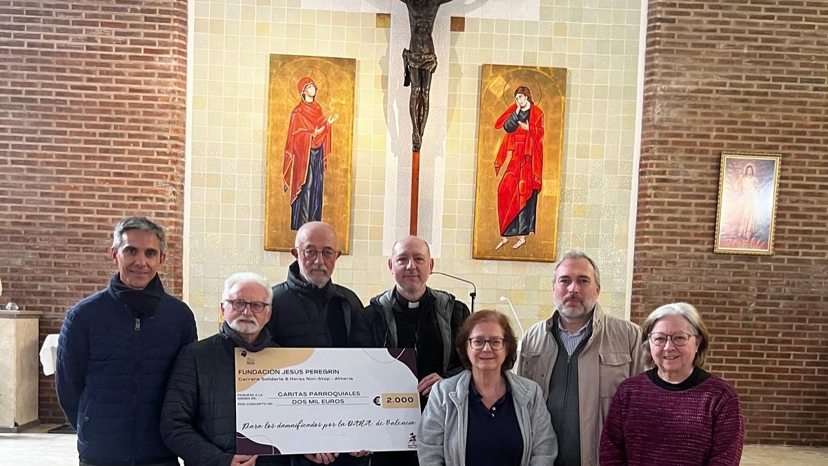 Foto de familia durante la entrega de los 10.000 euros de la Fundación Jesús Peregrín.