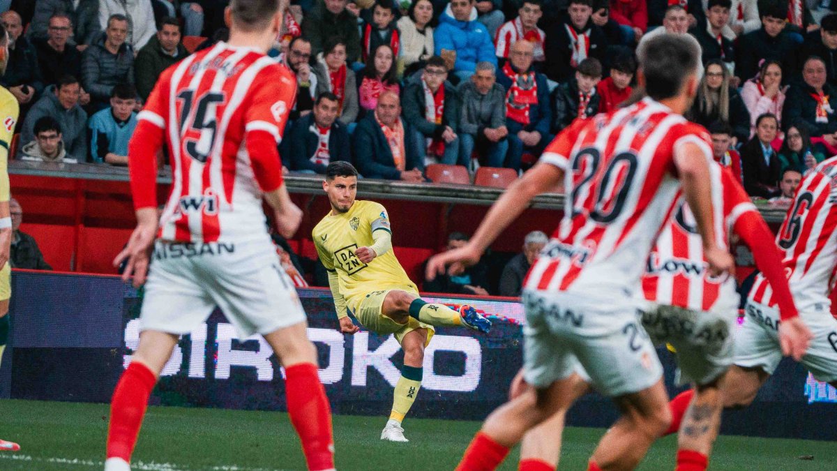 El partido de Robertone roza la perfección en Gijón.