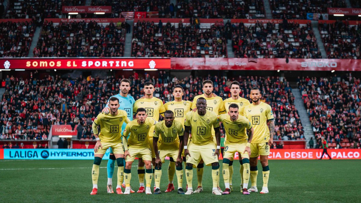 El once del Almería en El Molinón en el partido de la 28ª jornada de Liga.