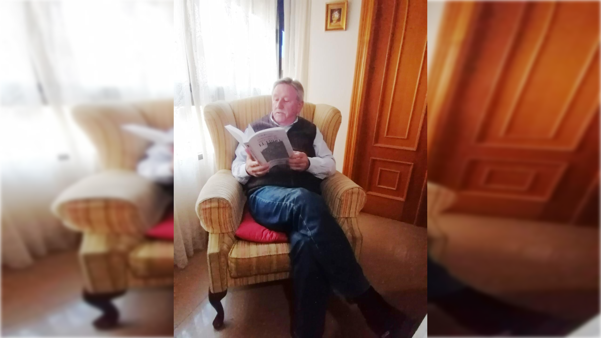 Francisco Espinosa con su nuevo trabajo. Fotografía cedida por el autor.