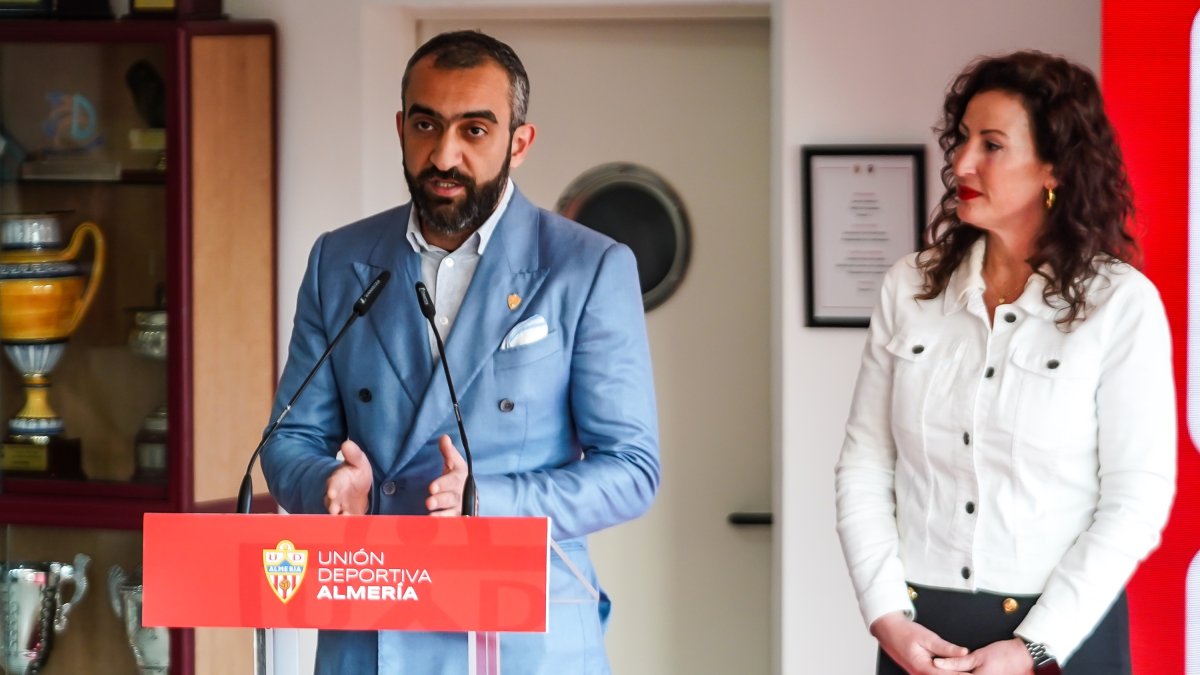 La alcaldesa de la ciudad con el CEO del Almería hablando de proyectos.